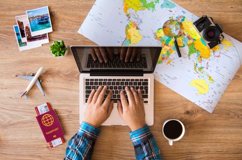Persona organizando un viaje a Roma desde una laptop