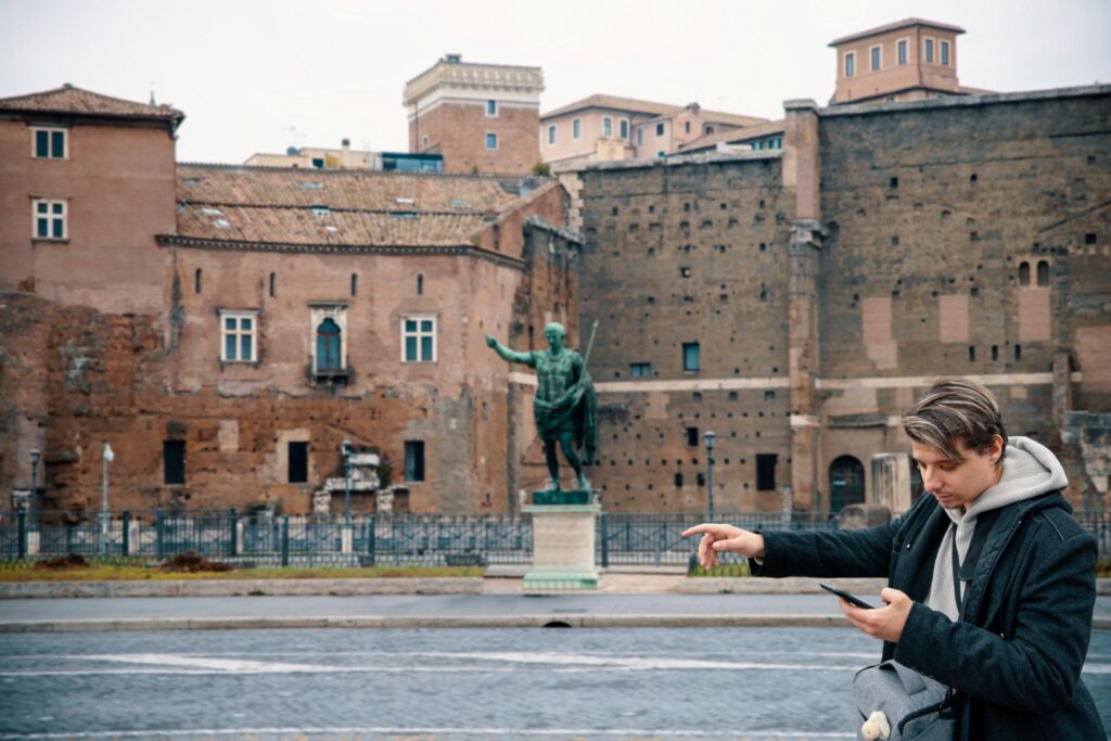 Turista revisando mapas y direcciones en el centro histórico de Roma