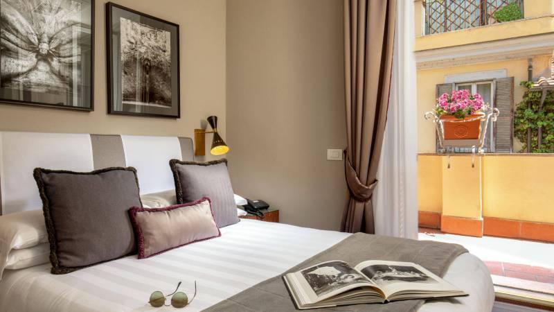 Habitación de hotel cómoda y moderna en Roma