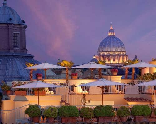 Terraza de hotel con vista a la Basílica de San Pedro en Roma
