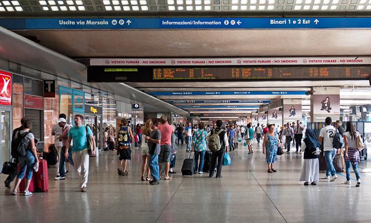 Viajeros caminando dentro de la estación Roma Termini