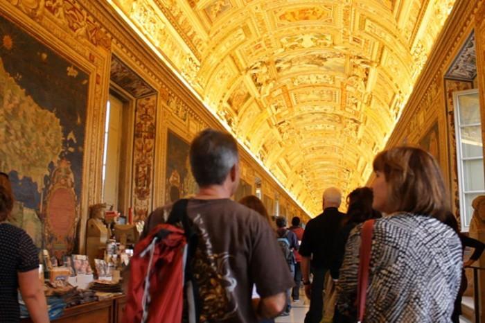Turistas recorriendo los Museos Vaticanos en Roma