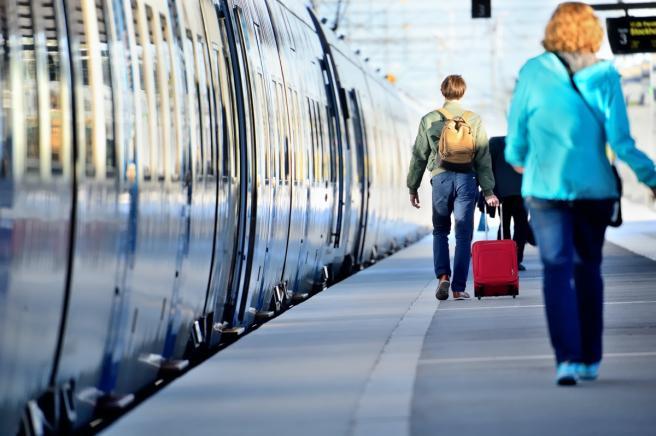 Viajeros abordando un tren de alta velocidad en Italia
