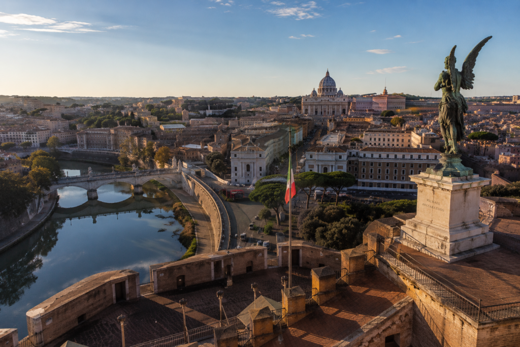 Vista panorámica de Roma desde la terraza superior del Castillo Sant'Angelo con el río Tíber, el Puente Sant'Angelo y la Basílica de San Pedro al fondo.