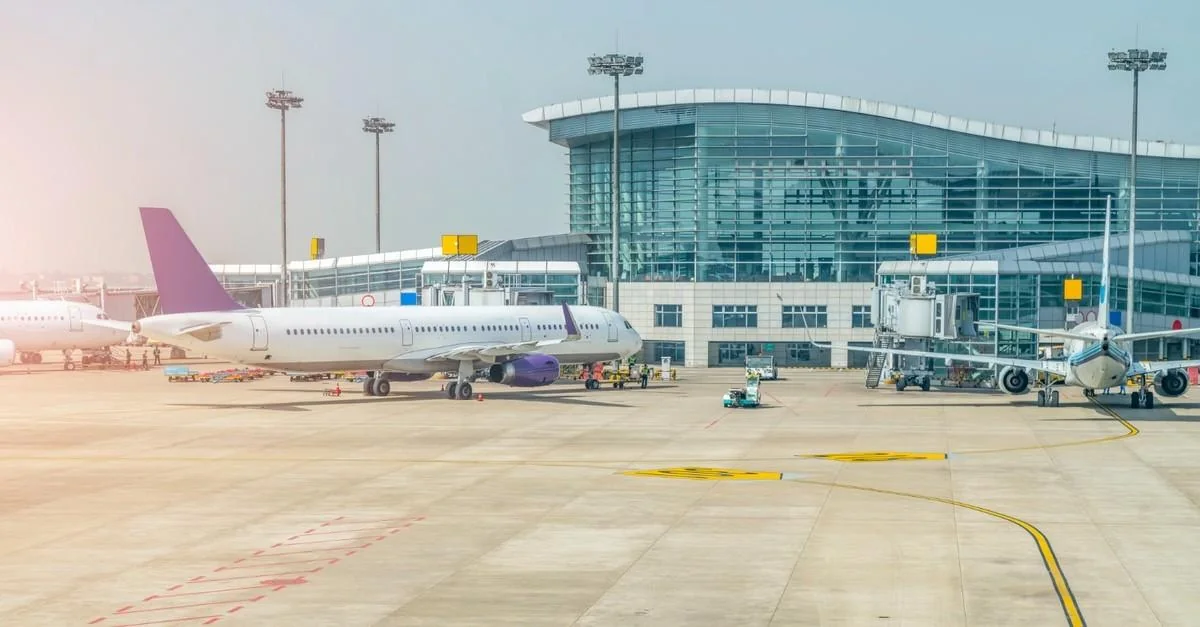 Aviones estacionados frente a una terminal aeroportuaria