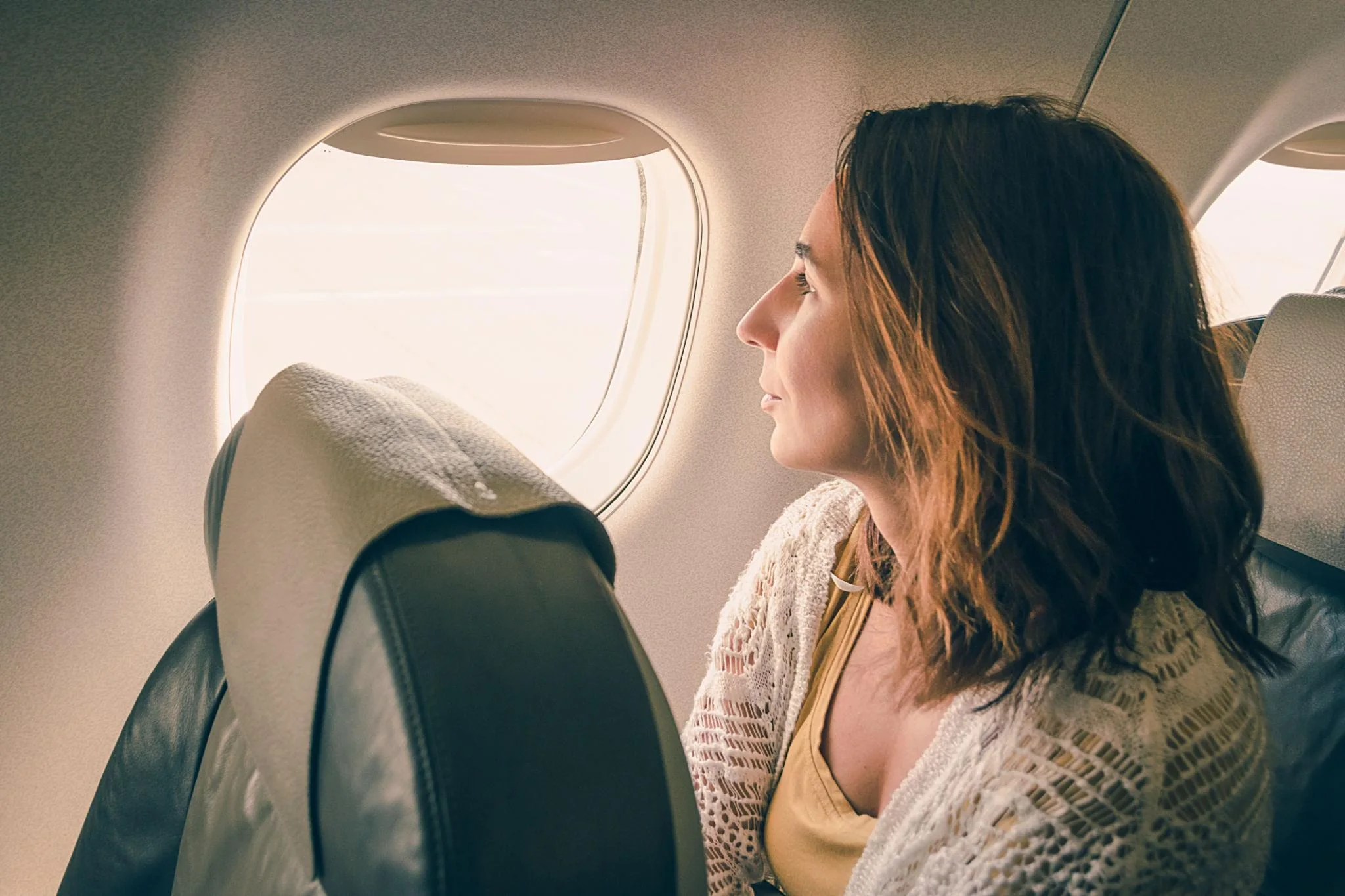 Pasajera sentada junto a la ventanilla de un avión